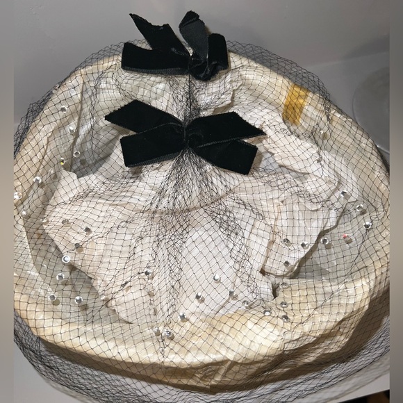 Vintage netting fascinator with small gems and bows - black - Picture 3 of 4